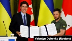  Украинският президент Володимир Зеленски (вдясно) и канадският министър-председател Джъстин Трюдо показват подписана съвместна декларация по време на пресконференция. Киев, 10 юни 2023 г.