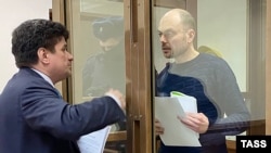 Владимир Кара-Мурза (вдясно) говори с адвоката си в съда в Москва.