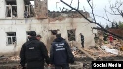 25-апрелде эртең менен С-300 үлгүсүндөгү эки ракета Купянск шаарынын борборуна атылган. Анын бири аймак таануу музейинин имаратына тийген.