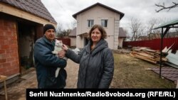 Наталия и Рустем, снимани през февруари 2023 г. Имотът им е в процес на възстановяване.