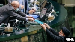 عکس آرشیوی از ارائه بودجه به مجلس