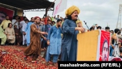 علي وزیر په هرنايي کې یوې ولسي غونډې ته د وینا پر مهال ـ انځور له ارشیفه.