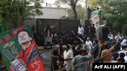 د عمران خان پلویان د مارچ پر ۱۴مه په لاهور کې د نوموړي د ګرفتارۍ د عملیاتو پر مهال د کور شاوخوا ته ورغونډ شول. 