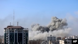 Un nor uriaș de fum se ridică în urma unui bombardament israelian asupra orașului Gaza, luni, 30 octombrie 2023.