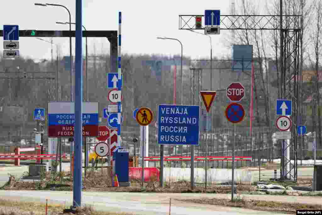 Oznake na graničnom prelazu Pelkola u Rusiji. Brigadni general granične straže Jari Tolpanen rekao je za Reuters da su finski graničari 2022. godine uočili samo 30 ilegalnih prelazaka, dok je oko 800 pokušaja osujetila ruska strana prije nego što su migranti stigli do finske teritorije.