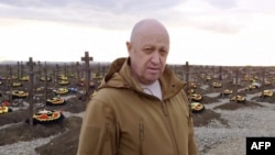 Евгений Пригожин набыт кеткен "вагнерчи" жоочулардын көрүстөнүнүн жанында. Мындай далай көрүстөндөр кийин жер менен жексен болгондугу айтылып келет.