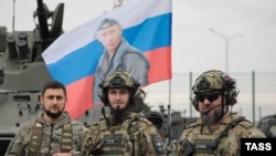 Военнослужащие во время торжественного построения сотрудников силовых структур Чечни в честь 70-летия президента России Владимира Путина