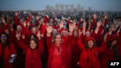 Лятото настъпи на 21 юни. Хиляди хора се събраха край Стоунхендж да посрещнат изгрева и да отпразнуват празника на лятното слънцестоене.