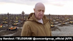 Засновник ПВК «Вагнер» Євген Пригожин на кладовищі «вагнерівців», які воювали проти України. Селище Горячий Ключ, Краснодарський край, Росія. Сріншот з відео, що було оприлюднене 6 квітня 2023 року