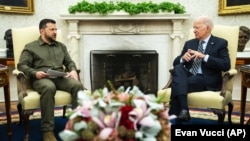 Украинанын президенти Владимир Зеленский жана АКШнын президенти Жо Байден Ак үйдө. 21-сентябрь, 2023-жыл.
