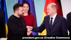 Також Володимир Зеленський (ліворуч) висловив Олафу Шольцу співчуття у зв’язку із загибеллю людей через напад у місті Золінген напередодні (фото ілюстраційне)