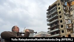Вшанування пам'яті загиблих внаслідок російського ракетного удару по багатоповерхівці Дніпра на 40-й день після атаки. 22 лютого 2023 року. На цьому місці 14 січня загинуло 46 людей, травм та поранень зазнали 80, 9-тьох визнали зниклими безвісти
