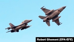Aeronave de tip F-16, zburând în apropierea Bazei Aeriene de la Fetești/România. 