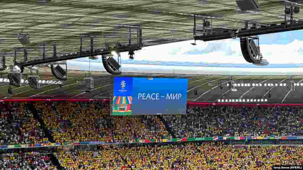 Pe unul dintre ecranele de pe stadion a fost afișat mesajul „Pace”, inclusiv în limba ucraineană. 