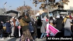 طالبانو پر افغانستان تر واکمنېدو وروسته د ښځو په تعلیم او کار بندیز لګولی دی ـ پخوانی انځور.