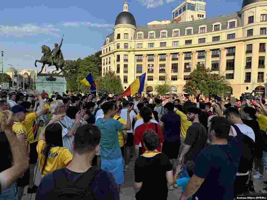 După meci, suporterii din România au ieșit la București, în Piața Univesității, să sărbătoarească victoria. 