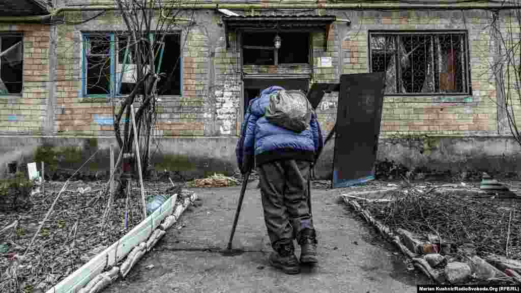 Кто-то не решается уехать из-за пожилого возраста