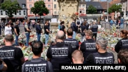 Policajci kod spomenika kolegi ubijenom 31. maja u centru Mannheima, Njemačka, 7. 6. 2024.