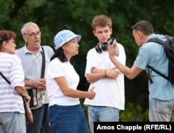 Nikola Andonov (drugi desno) razgovara sa demonstrantima koji čuvaju spomenik