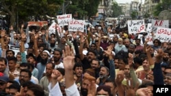 په کراچۍ کې لسګونه کسان د برېښنا او تېلو لوړو بیو ضد مظاهره کوي - د اګست ۲۳مې انځور.