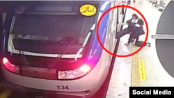 Кадър от метрото в Техеран с изпадналата в безсъзнание Армита Гараванд