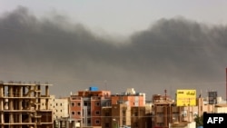 په خرطوم کې د جګړې له امله لوګي پورته شوي دي 