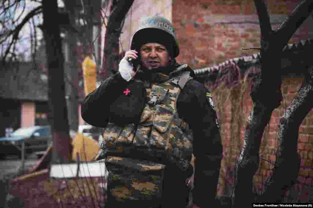 Oleksi Bril, un ofițer al poliției locale, coordonează evacuarea refugiaților. 