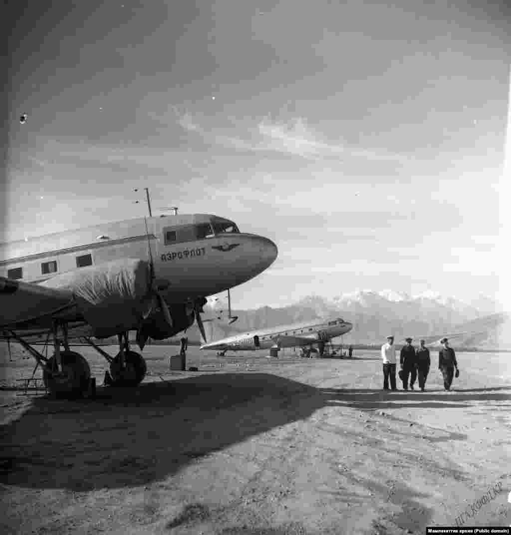 Фрунзе шаарындагы аба майданда тизилип турган учактар. 1955-жыл. 
