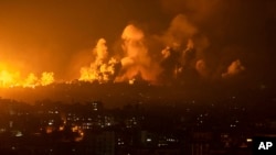 Vatra i dim nakon izraelskog zračnog napada na Gazu, 8. oktobar 2023.