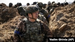 Ситуація на сході України залишається «складною, зазначив командувач Східного угруповання військ Олександр Сирський