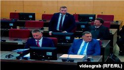 Мілорад Додік (у першому ряду праворуч) відмовився стояти перед суддею, заявивши, що в нього болить спина