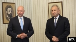 Predsjednik Rumen Radev (desno) i predloženi šef kabineta Rosen Željazkov u Sofiji 1. jula 2024.