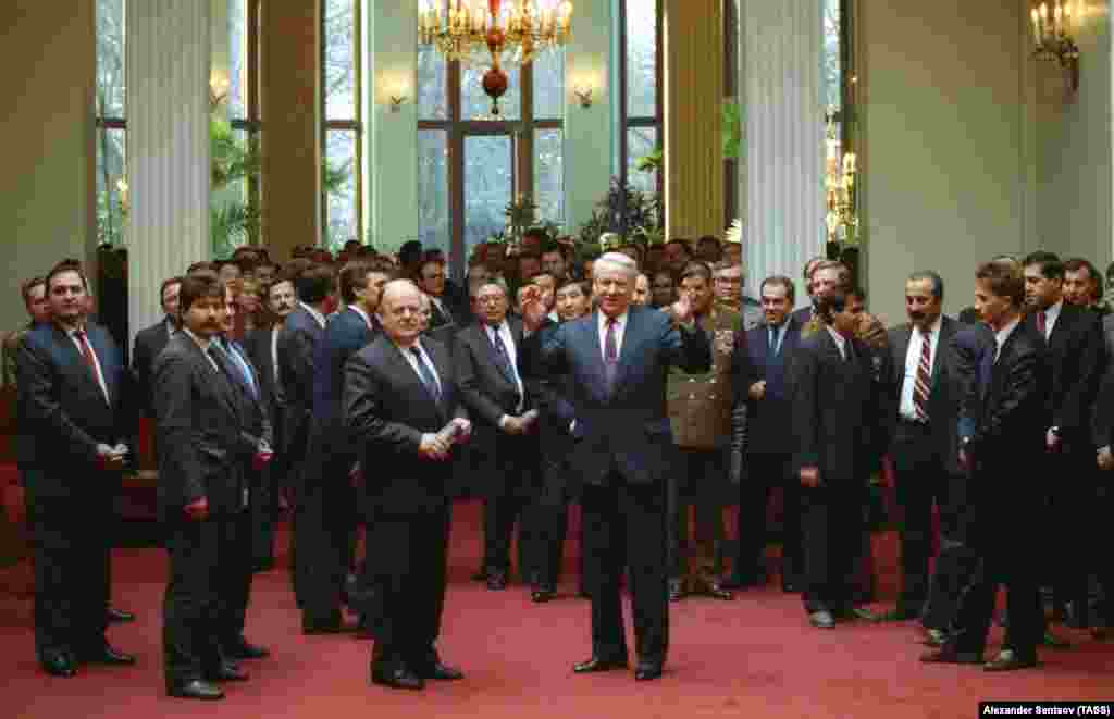 Stanislav Šuškevič, prvi lider nezavisne Bjelorusije (u sredini lijevo), tokom sastanka s ruskim predsjednikom Borisom Jeljcinom (desno u sredini) u decembru 1991. Šuškevič, poznati naučnik, nadao se "bjeloruskoj neutralnosti" u kojoj se vojska nove nezavisne zemlje "nikada neće pridružiti NATO-u ili Rusiji".