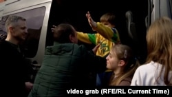Представники фонду Save Ukraine під час повернення додому 17 українських дітей, яких російська влада вивезла до окупованого Криму. Лютий 2023 року