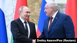 Руският президент Владимир Путин (вляво) и беларуският му колега Аляксандър Лукашенко на среща в Минск през май 2024 г.