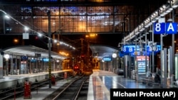 Plazne platforme na železničkoj stanici u Frankfurtu, 27. mart 2023.