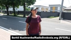 През май 2023 г. Олха стои на мястото на снимката от март 2022 г.
