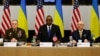 Справа наліво: міністр оборони України Олексій Резніков, міністр оборони США Ллойд Остін та голова Об’єднаного комітету начальників штабів США генерал Марк Міллі під час зустрічі «Рамштайн». Брюссель, 14 лютого 2023 року 