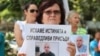 Близки на убития Димитър Малинов протестираха в сряда и пред Районния съд в Пловдив, който остави в ареста двама близнаци, арестувани по случая.
