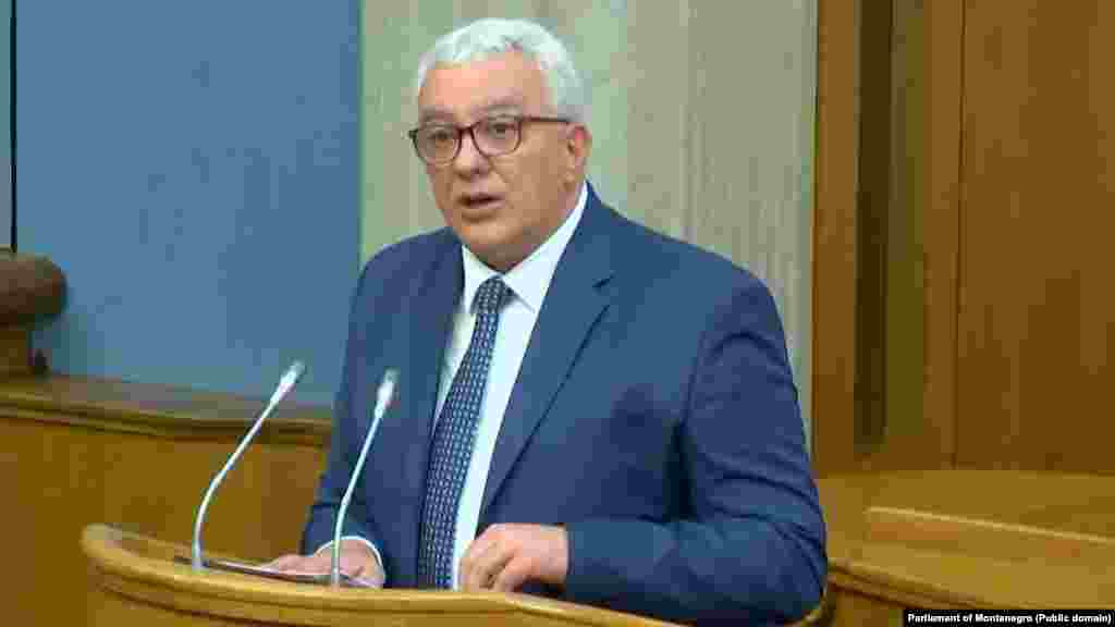 ЦРНА ГОРА - Еден од лидерите на неодамна распуштениот проруски демократски фронт, Андрија Мандиќ, денска беше избран за претседател на Парламентот на Црна Гора.