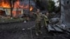 Украинский военнослужащий зовёт парамедиков. На земле лежат тела погибших и раненые в результате российской ракетной атаки на оживлённый рынок в центре Константиновки, 6 сентября 2023 года.<br />
<br />
Украинские официальные лица заявили, что жертвами нападения стали по меньшей мере 17 человек&nbsp;<br />
&nbsp;