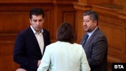 Кирил Петков, Корнелия Нинова и Христо Иванов в парламента, 14 юни 2023 г.