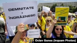 După trei săptămâni de grevă și numeroase proteste, sindicatele din învățământ s-au întâlnit, din nou, duminică cu reprezentanții guvernului. La final au anunțat că va fi grevă și luni, 12 iunie.