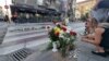 Граждани оставят цветя на пешеходната пътека на ул. "Гурко", където загина 15-годишно момче.