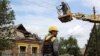 Electricienii Companiei de Energie DTEK refac rețeaua electrică deteriorată de atacurile rusești asupra unui sat din apropierea liniei de front din regiunea Donețk, pe 23 iulie 2024.