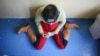 O tânără fotografiată în timpul unei documentări incognito pentru Casa Jurnalistului, în 2015, într-un centru de recuperare din Vâlcea în care se întâmplau mai multe abuzuri. Centrul a fost închis după investigația jurnalistică.