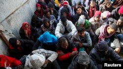 Migranti, čiji su čamci potonuli u moru i koje je spasila libijska obalska straža, stižu u Garaboli, Libija 25. aprila 2023. 