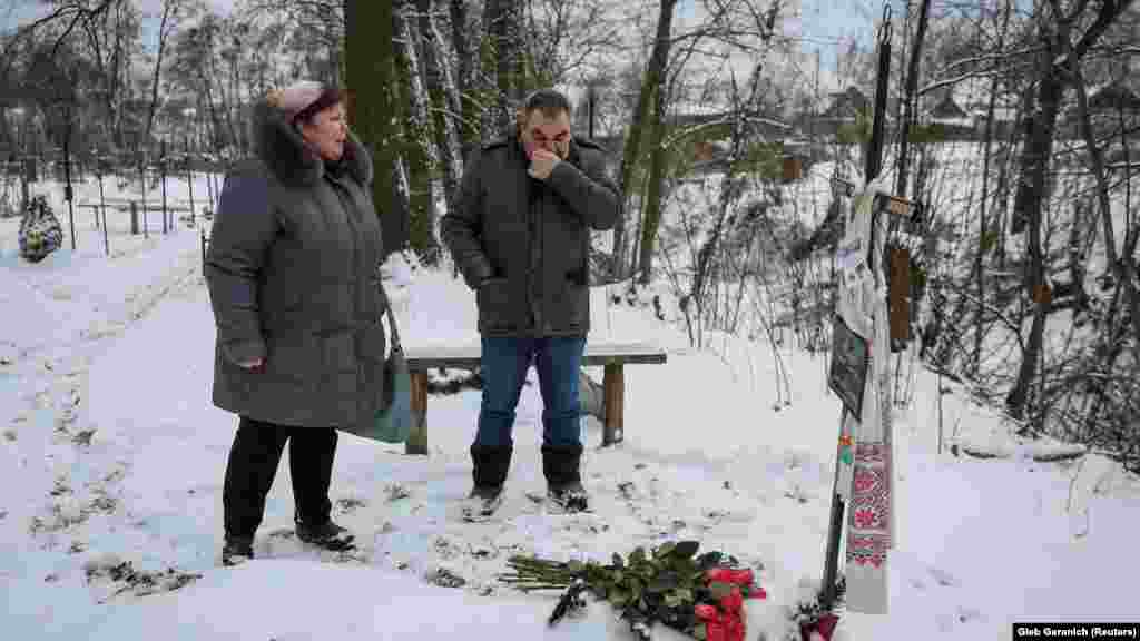 -Jednog hladnog februarskog dana, Safonovoj se pridružio Ščiruk kraj Filkininog groba u Buči. Borili su se da zadrže suze nakon što su 12 ružičastih ruža postavili blizu jednostavnog krsta koji označava njeno poslednje počivalište. 