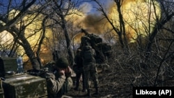 Епізод оборони Бахмута: український артилерійський розрахунок веде вогонь по російських підрозділах, які безперервно атакують позиції ЗСУ, намагаючись взяти їх в кільце. 5 березня 2023 року