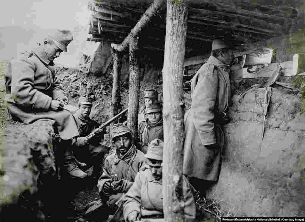 Austrijski vojnici u rovu južno od Rivne, novembar 1915. Na početku 20. vijeka Rusko Carstvo kontrolisalo je većinu teritorije današnje Ukrajine dok je Austro-ugarska držala položaje na zapadu. Dvije neprijateljske sile borile su se za kontrolu regije tokom cijelog Prvog svjetskog rata. 
